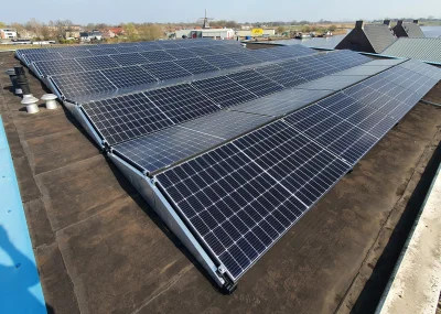 zonnepanelen op een plat dak