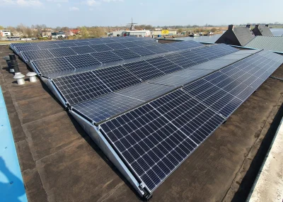 zonnepanelen op een plat dak