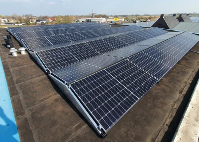 zonnepanelen op een plat dak
