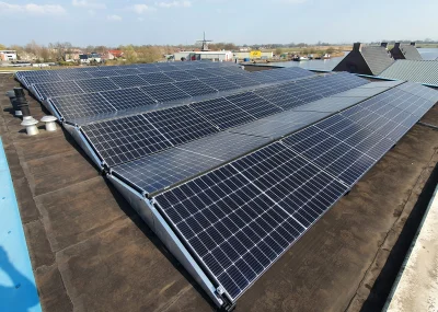 Zonnepanelen op een plat dak