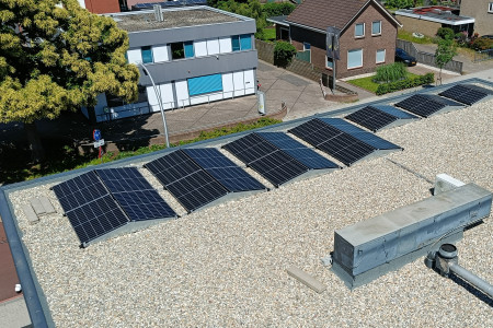 Zonnepanelen op een plat dak