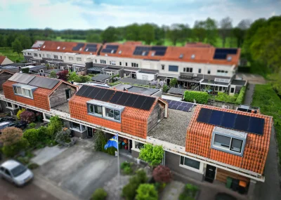 Rij woningen met zonnepanelen Oldenzaal