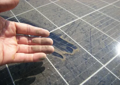 Saharazand op zonnepanelen