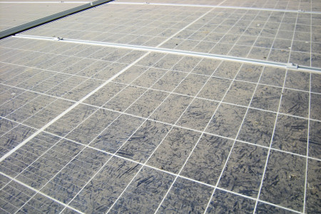 Saharazand op zonnepanelen