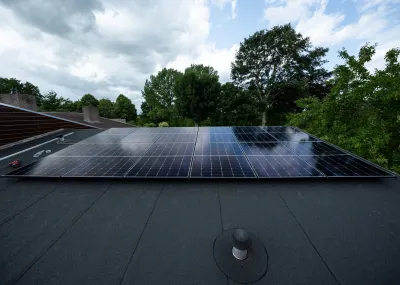 zonnepanelen op een schuin bitumen dak