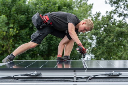 Joost installeert de panelen bij fam Dijcks
