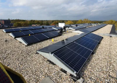 Zonnepanelen op een plat dak